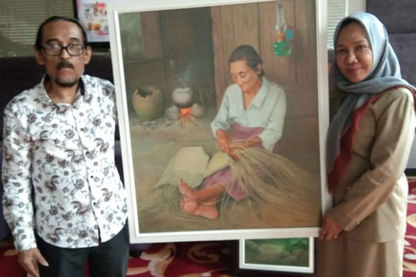 PRAN HASIBUAN/SUMUT POSTERIMA LUKISAN: Kadisbudpar Sumut Hidayati menerima lukisan ‘Inong Merajut Tandok’ Karya Pelukis M Yatim di Hotel Grand Aston City Hall Medan, Senin (8/7).