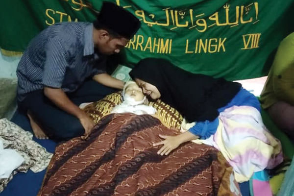 RUMAH DUKA: Fathir Arif Siahaan,  saat disemayamkan di rumah duka,  Jumat (26/7)  lalu. Keluarga korban saat ini menuntut tanggung jawab RSU Muhammadiyah atas sikap dokter yang diduga malapraktik.