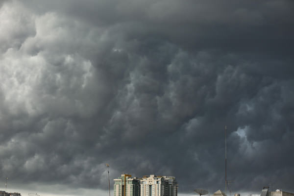 MENDUNG: Awan hitam menyelimuti langit Kota Medan, Jumat (6/7). Berdasarkan data BMKG,  dalam sepekan ini Kota Medan bakal diguyur hujan  meski memasuki musim kemarau.