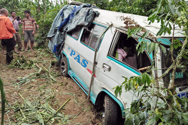 RUDY SITANGGANG/SUMUT POS. MASUK JURANG: Mobil PAS trayek Sidikalang-Medan masuk jurang di KM 3 Desa Lae Nuaha Kecamatan Siempat Nempu Hulu.