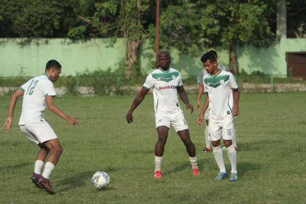 sutan siregar/deking sembiring/sumut pos LATIHAN: Stoper naturalisasi PSMS Medan Mohammadou Al Hadji saat berlatih di Stadion Mini Kebun Bunga Medan, belum lama ini. Insert, Al Hadji dan Mamadou Lamarana Diallo menonton pertandingan PSMS kontra Persita Ta