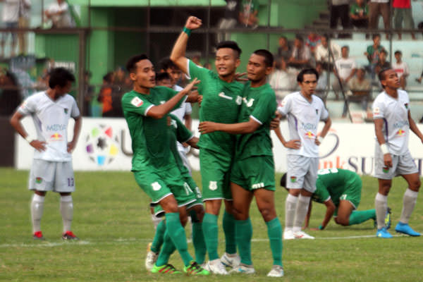 SELEBRASI Kapten PSMS Medan Legimin Raharjo selebrasi bersama rekannya di Stadion Teladan Medan. PSMS diharapkan mampu menjaga rekor tandangnya saat dijamu Babel United, Minggu (28/7) sore.