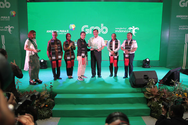 sutan siregar/sumut pos PLAKAT: Presiden Grab Indonesia Ridzki Kramadibrata menyerahkan plakat kepada Menko Bidang Kemaritiman Luhut Binsar Panjaitan disaksikan Direktur Pelayanan dan Fasilitas PT Angkasa Pura II (Persero) Ituk Herarindri (kiri) dan Guber