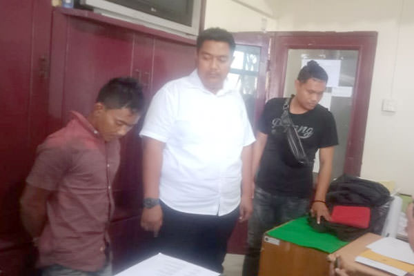 INTEROGASI: Personel Gakkum Polair  menginterogasi Ruslan, pelaku pencuri baterai tower.