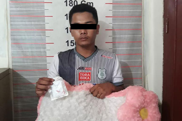 AGUSMAN/SUMUT POS DIAMANKAN: Livian diamankan bersama bonekanya.