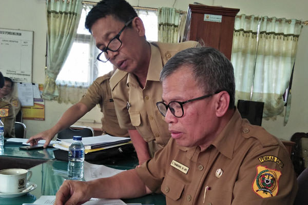 RUDY SITANGGANG/SUMUT POS BERI KETERANGAN. Sekda Dairi, Sebastianus Tinambunan (kanan) didampingi Kepala Inspektorat, Edward Hutabarat beri keterangan soal pengunduran tiga direktur PD Pasar.
