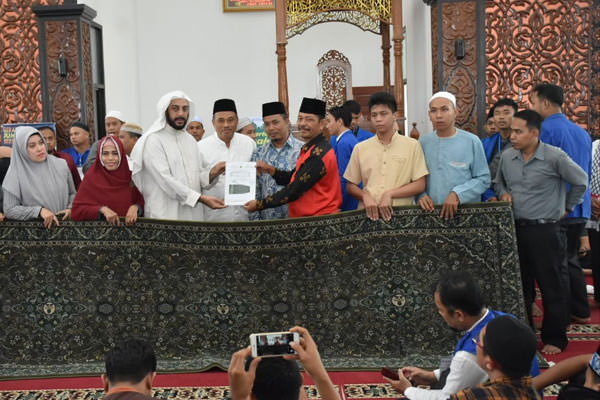 SOPIAN/SUMUT POS BERIKAN: Syekh Ali Jaber memberikan karpet asli dari Masjidil Harram kepada BKM Mesjid Agung, Zubir Husni Harahap yang disaksikan langsung oleh Wali Kota Tebingtinggi, Umar Zunaidi Hasibuan.