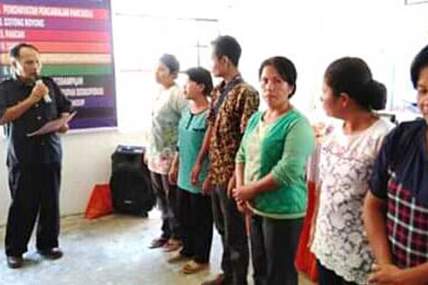 Dedi Zailani/sumut pos DIKUKUHKAN: Pengurus TPID  tahun 2019 dikukuhkan Camat Sitahuis di Aula kecamatan Kabupaten Tapteng, (28/6).