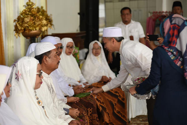 HUMAS PDAM TIRTANADI FOR SUMUT POS TEPUNG TAWAR: Direktur Utama PDAM Tirtanadi,Trisno Sumantri menepungtawari pegawainya yang akan berangkat haji tahun ini. di Masjid Ma’ul Hayah, Komplek Kantor Pusat PDAM Tirtanadi, Selasa (9/7).