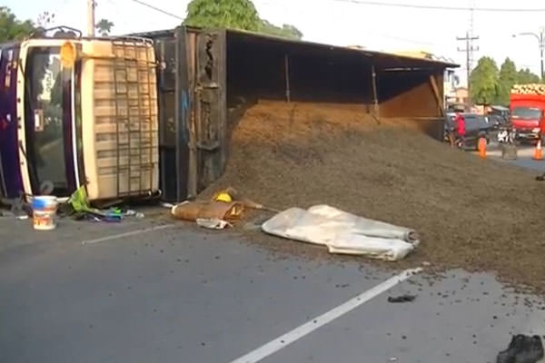 BAMBANG/SUMUT POS TERGULING: Truk bermuatan inti sawit terguling di Jalan Jenderal Sudirman, Kelurahan Perdamaian, Kecamatan Stabat, Langkat, Senin (8/7) sekira pukul 04.00 WIB.