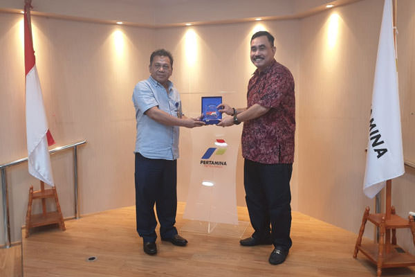 foto-foto: ade zulfi/sumut pos TERIMA: Pemilik PT Cahaya Andhika Tamara Drs Hendrik H Sitompul menerima penghargaan dari Direkrur Operasi PT Pertamina Patra Niaga Made Adi Putra, diwakili Herry Wiwik di Kantor Pusat PT Pertamina Patra Niaga, Jalan HR Rasu