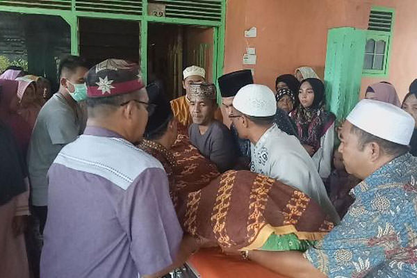 Deddy jailani/sumut pos WAFAT: Jenazah Khairul Saleh, calhaj asal Madina saat tiba di rumah duka, Minggu (28/7). Khairul wafat saat menuju Asrama Haji Medan.