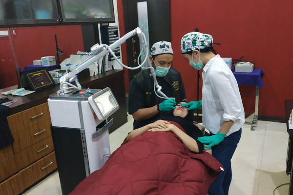 idris/sumut pos perawatan kecantikan: Salah seorang perempuan sedang melakukan perawatan kecantikan dengan teknik laser di klinik kecantikan Jalan Sekip Medan.