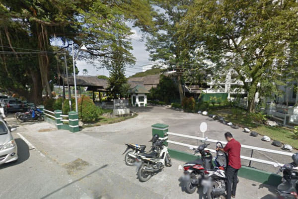 prans/sumut pos MEDAN CLUB: Pengendara motor memarkirkan motornya di Medan Club. Di lokasi ini dibangun hiburan malam.