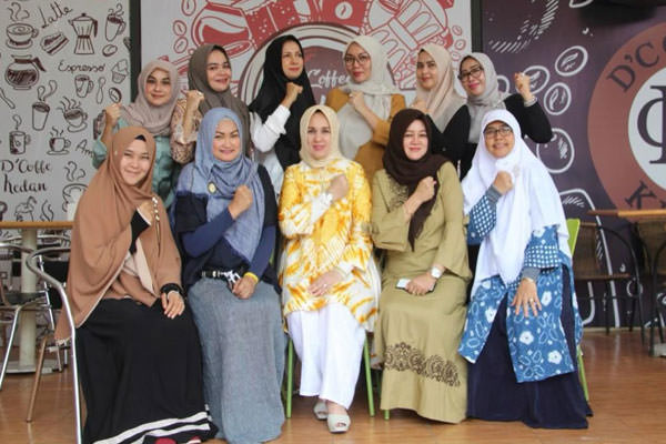istimewa/sumut pos MENOLAK: Relawan Perempuan Pembangunan Masjid Agung (RPPMAS), mengepalkan tangan sebagai simbol  penolakan terhadap pembangunan gedung Night Party di areal Medan Club.