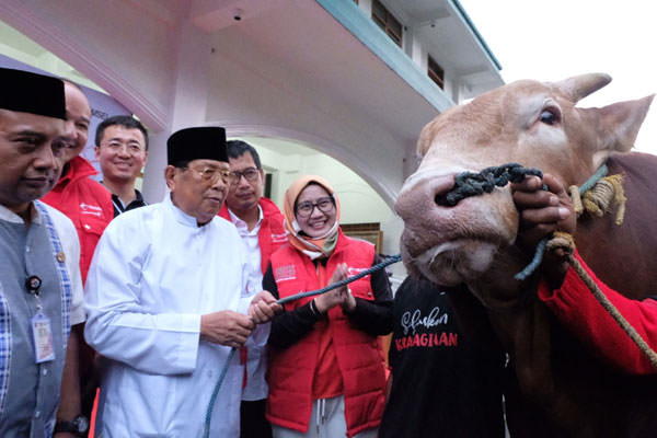 (ki-ka) Direktur Utama Telkomsel Emma Sri Martini didampingi Direktur Human Capital Management Telkomsel Irfan A Tahrir secara simbolis menyerahkan bantuan hewan qurban kepada pengurus Masjid Al-Murtadho Tanjung Barat yang diterima langsung oleh Ketua DKM
