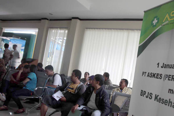 TRIADI WIBOWO/SUMUT POS BPJS: Warga saat  mengurus kartu BPJS di kantor BPJS Jalan Karya Medan, beberapa waktu lalu. umat (03/01). Perubahan Askes ke Badan Penyelenggara Jaminan Sosial Kesehatan dimulai 1 Januari 2014 .