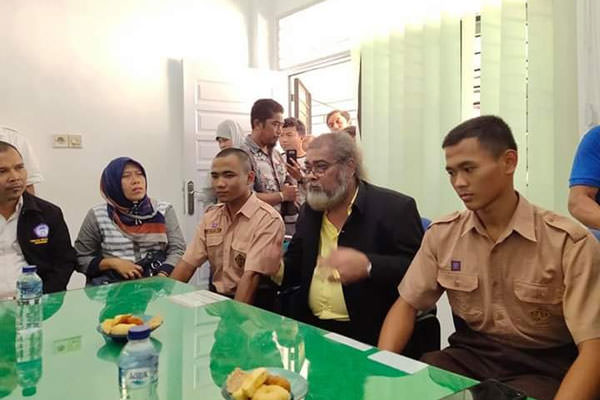 RUDY SITANGGANG/SUMUT POS  DIPERTEMUKAN: Ketua Komnas PA Arist Merdeka Sirait mempertemukan Koko dan Doni yang disaksikan Kadis Pendidikan Labuhanbatu, Sarimpunan Ritonga, Kadis PPPA Labuhanbatu, Ernida Rambe pada Jumat (23/8).