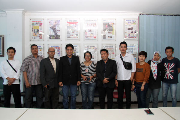 TRIADI WIBOWO/SUMUT POS SILATURAHIM: Dirut Bunda Foundation Chandra S Sinaga, Direktur Operasional Febry S Dalimunthe bersama Pemred Sumut Pos Dame Ambarita dan awak redaksi, usai silaturahim.