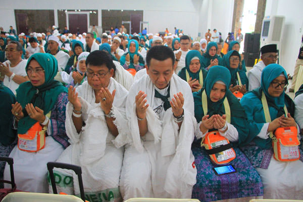 sutan siregar/sumut pos LEPAS: Calhaj  kloter 22 saat dilepas dari Asrama Haji Medan, menuju ke Tanah Suci, Senin (5/8). Kloter 22 merupakan kloter terakhir pemberangkatan dari Embarkasi Medan.