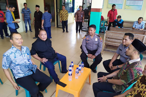 BAMBANG/SUMUT POS PEMANTAUAN: Bupati Langkat Terbit Rencana PA saat melakukan pemantauan pelaksanaan Pilkades se Kabupaten Langkat, Kamis (22/8).