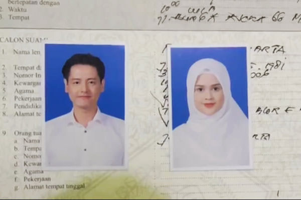 bagus syahputra/sumut pos NIKAH: Pas foto Roger Danuarta dan Cut Meryska untuk kelengkapan berkas pernikahan mereka di KUA Medan Selayang.