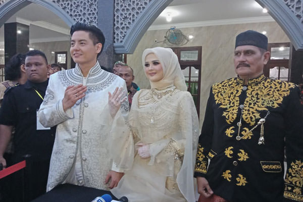 bagus/sumu tpos MENIKAH: Cut Ratu Meyriska dan Roger Danuarta saat melangsungkan pernikahan mereka di Jalan Bunga Asoka, Kota Medan, Sabtu (17/8).