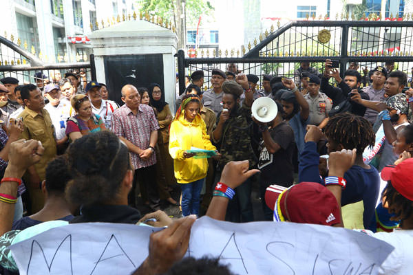 SUTAN SIREGAR/SUMUT POS             DEMO: Puluhan mahasiswa asal Papua di Medan berunjuk rasa di kantor DPRD Sumut Jalan Imam Bonjol, Senin (19/8). Mereka menuntut penghentian pelanggaran HAM, intimidasi dan rasisme terhadap masyarakat Papua.