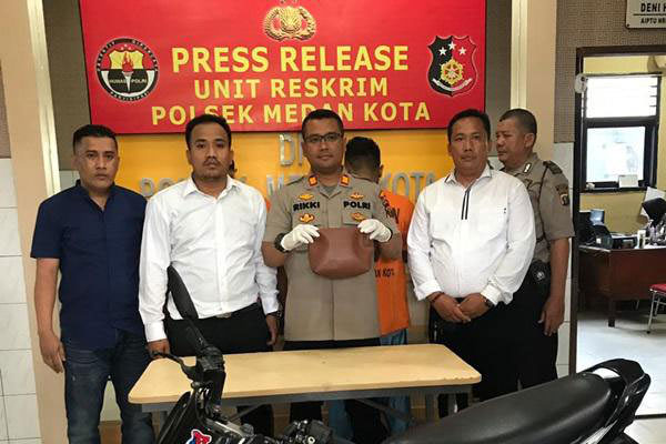 ISTIMEWA/SUMUT POS MEMPERLIHATKAN: Kapolsek Medan Kota AKP Rikki Ramadhan didampingi Kanit Reskrim Iptu Ainul Yaqin memperlihatkan barang bukti tersangka jambret.