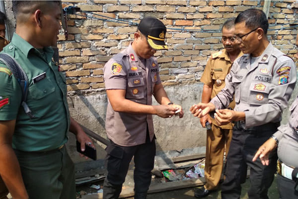 M IDRIS/sumut pos TEMUKAN: Kapolsek Medan Area Kompol Anjas A Siregar menemukan barang bukti hasil penggebekan narkoba di Jalan AR Hakim Gang Jati, Kelurahan Tegal Sari Mandala I, Medan Area, Senin (19/8) siang.