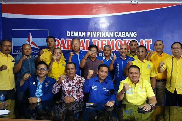 SAFARI POLITIK: Ketua DPC Partai Demokrat Binjai HM Sajali (duduk dua dari kanan) dan Ketua DPD Partai Golkar Binjai Zainuddin Purba (duduk dua dari kiri) bersama pengurus lainnya saat safari politik di Kantor DPC Demokrat Binjai, Minggu (25/8).