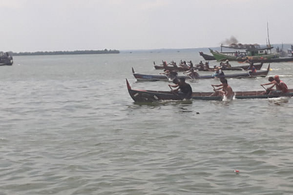 SAMPAN DAYUNG: Empat peserta lomba sampan dayung sedang bersiap-siap mengayuh sampannya. Elyas/Sumut POs
