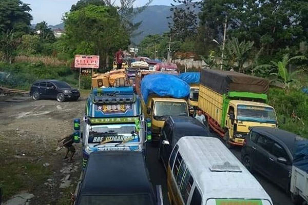 JALAN LINTAS: Jalan lintas Medan-Berastagi yang kerap macet. Kemenhub berencana melarang truk dua sumbu melintas di akhir pekan dan hari libur, untuk mengurangi kemacetan.