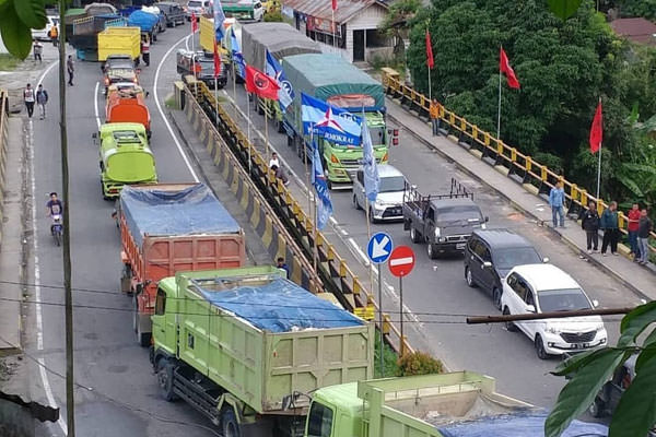 istimewa MACET: Truk-truk melintas di jalan lintas Medan-Berastagi, tepatnya di kawasan Sembahe, belum lama ini.
