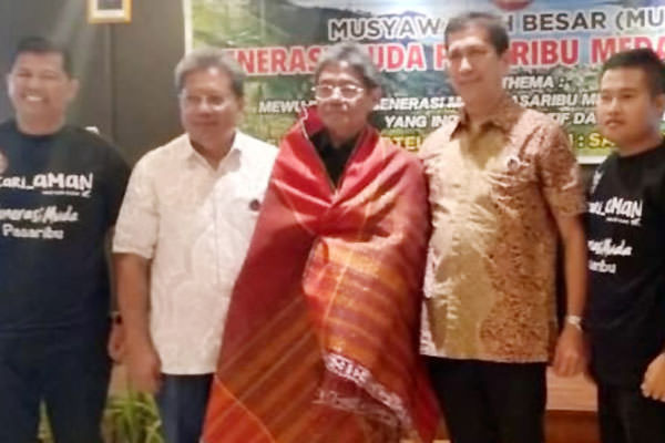 DIULOSI:  Kadis Perpustakaan dan Arsip Daerah Sumut, Halen Purba didampingi Ketum Punguan Pasaribu Dohot Boruna Kota Medan Hotma Partogi Pasaribu, Sekum Ekadaya Pasaribu dan pengurus GMP-MS, diulosi.  usai membuka Mubes II GMP-MS di Le Polonia Hotel, Jala