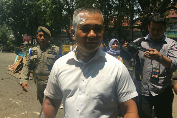 idris/sumut pos MELEPUH: Kasatpol PP Kota Medan, M Sofyan mengalami luka melepuh di bagian wajah dan lehernya.