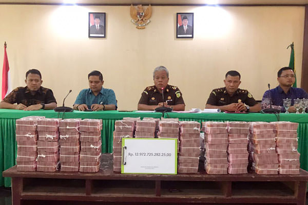 batara/sumut pos CICILAN PERTAMA: Kejaksaan Negeri Deliserdang menunjukkan uang Rp12,97 miliar sebagai cicilan pertama pengganti kerugian negara atas kasus pengalihan aset negara dari pengusaha Mujianto, Jumat (23/8) . Mujianto memperoleh bagian 74 hektar