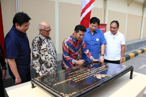 istimewa RESMI: Wakil Gubernur Jawa Timur, KEmil Elestianto Dardak menandatangani prasasti peresmian galeri Gery X-Quest Factory di pabrik biskuit Garudafood Gresik, (28/8).