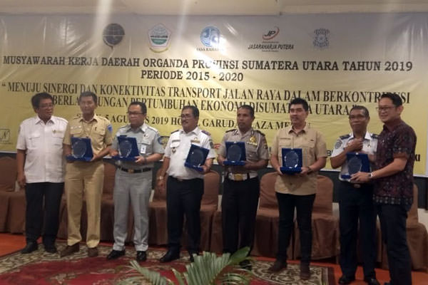 Agusman/sumut pos PLAKAT: Organda Sumut memberikan plakat kepada nara sumber dalam Musker Organda, Senin (5/8).