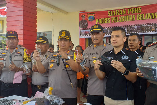 FACHRIL/SUMUT POS PERLIHATKAN: Kapolres Pelabuhan Belawan, AKBP Ikhwan Lubis memperlihatkan senjata api hasil ungkapan personel, Rabu (7/8).
