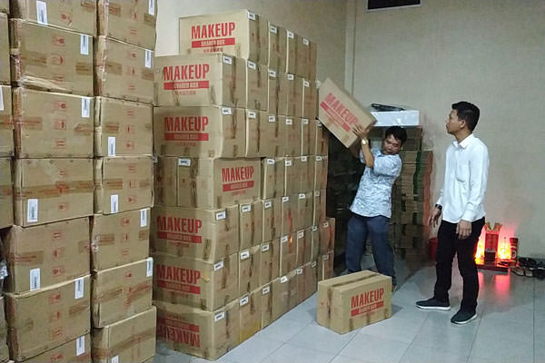 tEDDY/SUMUT POS GEREBEK: Petugas gabungan menggerebek ruko yang dijadikan gudang menyimpan kosmetik ilegal di Jalan Jendral Gatot Subroto, Binjai, Rabu (14/8)
