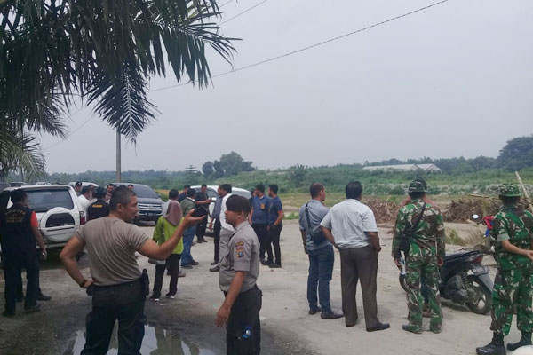 TEDDY/SUMUT POS GABUNGAN: Petugas gabungan TNI/Polri menyambangi lokasi galian c milik Samsul Tarigan, sekaligus untuk mencari keberadaannya.