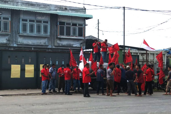 fachril/sumut pos DEMO: Sopir berdemo ke PT  S4 di Jalan KL Yos Sudarso, Medan Labuhan, Senin (19/7).
