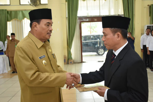 sopian/sumut pos LANTIK: Wali Kota Tebingtinggi Umar Zunaidi Hasibuan ketika memberikan ucapan selamat kepada Direktur PDAM Tirta Bulian yang baru, Khoiruddin.