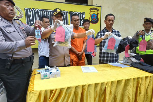 M IDRIS/SUMUT POS PERLIHATKAN: Kapolsek Sunggal Kompol Yasir Ahmadi memperlihatkan barang bukti kasus pembunuhan Ernawati Boru Siagian, Selasa (30/7).