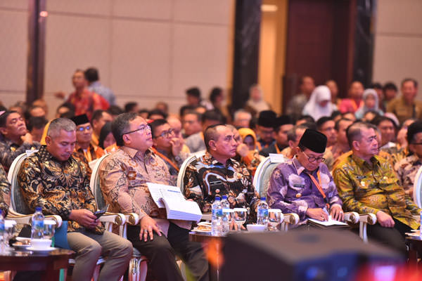 KONREG: Gubsu Edy Rahmayadi mendampingi Menteri PPN, Bambang Brodjonegoro dalam Konsultasi Regional (Konreg) RPJMN 2020-2024 di Hotel Adimulya Jalan Diponegoro Medan, Selasa (13/8).