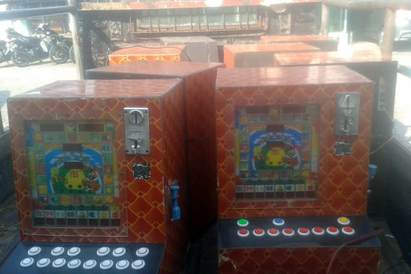 BARANG BUKTI: Delapan  mesin judi jackpot diamankan di Polsek Medan Labuhan.