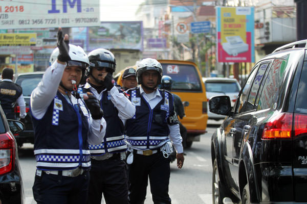 SUTAN SIREGAR/SUMUT POS RAZIA: Petugas Dinas Perhubungan Kota Medan dibantu petugas polisi melakukan razia di depan Sun Plaza Mall Jalan Zainul Arifin Medan, kemarin.  Rabu (7/2). Setiap angkutan yang terkena razia untuk sementara diberikan sangsi surat p