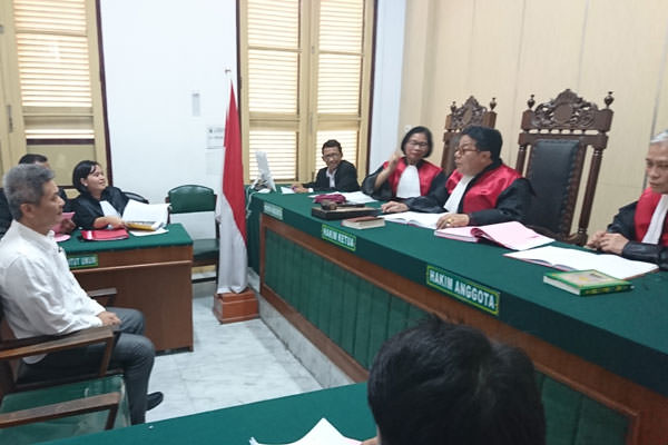 SIDANG: Direktur CV Agung Lestari, Djajawi Murni, terdakwa pengedar kosmetik ilegal saat menjalani sidang dakwaan di PN Medan, Jumat (23/8).