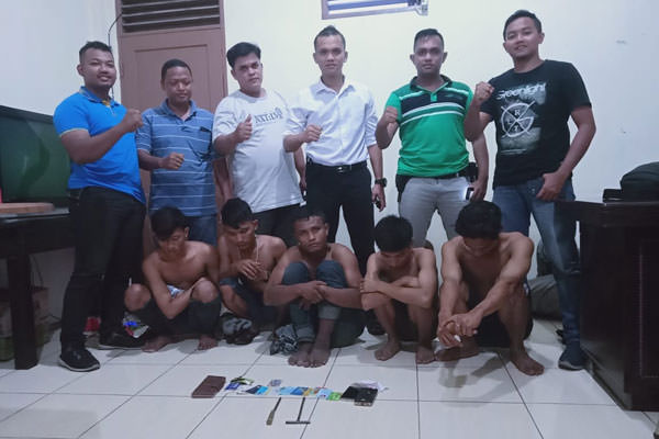 ist DIAMANKAN: Lima kawanan rampok yang kerap beraksi di Pintu Tol Tanjung Mulia diringkus. Para pelaku diamankan di Mapolsek Pelabuhan Belawan, Selasa (17/9).